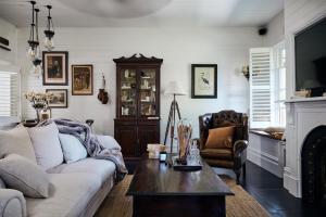 萨沙弗拉斯黑木檫别墅的带沙发和咖啡桌的客厅