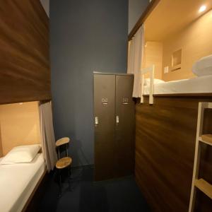 熊本熊本之门酒店的小房间设有床和双层床