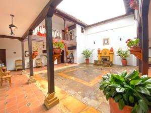 莱瓦镇Casa del Carmen - Villa de Leyva的带壁炉的室内庭院。