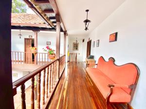莱瓦镇Casa del Carmen - Villa de Leyva的客厅位于楼梯上,配有沙发