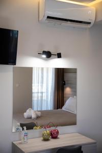 科斯镇Αqua Dream Beach Apartment的酒店客房,配有床和镜子