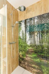 梅德巴赫梅德巴赫温特贝格绍厄兰中心公园酒店的浴室设有淋浴,并画有森林画