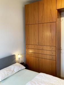 格罗森布罗德Belvedere 38的一间卧室配有一张床和一个大型木制橱柜