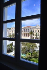 埃尔莫波利斯Habit的从建筑的窗户欣赏美景