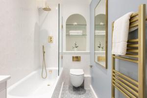 布莱顿霍夫Brunswick Patio Apartment的带浴缸、卫生间和盥洗盆的浴室