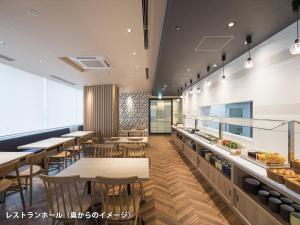 札幌Tmark City Hotel Sapporo Odori的一间带桌椅的餐厅和一间自助餐厅