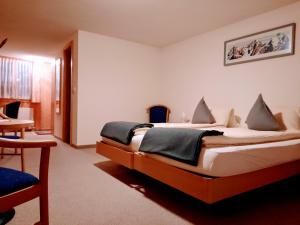 Hotel Restaurant Waldrand , Isenfluh的一间卧室,卧室内配有一张大床