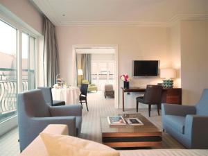 慕尼黑罗科洛克福特查尔斯酒店的客厅配有沙发、椅子和电视