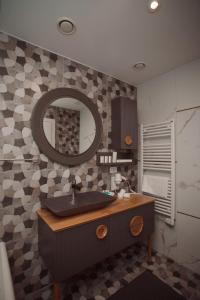 斯库台Hotel Chicago的一间带水槽和镜子的浴室