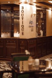 斯库台Hotel Chicago的一间有桌子和标牌的餐馆,上面写着Robocopus