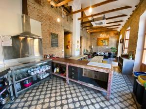 格拉纳达ECO Hostel的一间大厨房,在房间内配有柜台