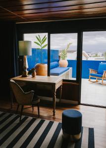 EscazúCasa 41的客房设有桌子、椅子和窗户。