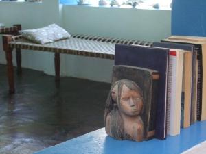 瓦塔穆Chiky Villa的坐在书边桌子上的头像