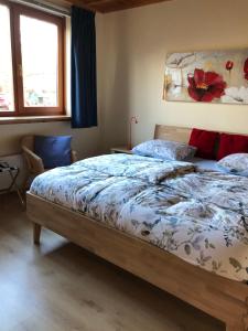HallLandgoed De Blaauwe Blaer的一间卧室配有一张带花卉棉被的床