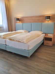 威廉港挪德熙威廉港酒店的一间卧室配有一张大床和木制床头板