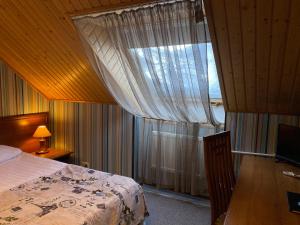 谢列梅捷沃亚特兰大谢列梅捷沃酒店的一间卧室配有床和带窗帘的窗户