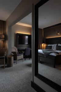 库奥皮奥Lapland Hotels Kuopio的一间卧室配有一张床和镜子