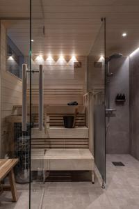 库奥皮奥Lapland Hotels Kuopio的带淋浴和桑拿浴室的浴室