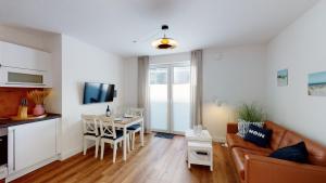 万根沃格Seeblick Nordlicht, exklusive Wohnung mit Terrasse的客厅配有沙发和桌子