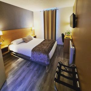 Osny莱斯博索雷尔斯酒店的配有一张床和一把椅子的酒店客房