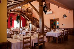 Vale de la MulaMulagueta -Restauração e Turismo Rural的一间带桌椅和时钟的用餐室