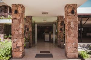 圣罗莎卡拉穆奇塔县凯莱酒店的石柱建筑的入口