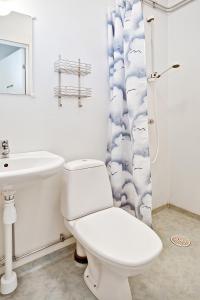 诺尔雪平贝德如斯瑞尼汽车旅馆的白色的浴室设有卫生间和水槽。