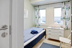 诺尔雪平贝德如斯瑞尼汽车旅馆的一间小卧室,配有床和窗户