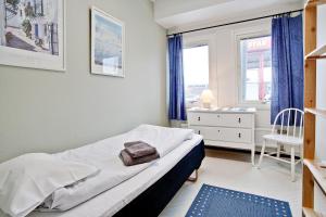 诺尔雪平贝德如斯瑞尼汽车旅馆的一间小卧室,配有床和窗户