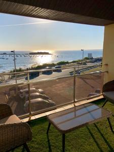 普洛埃默Magnifique duplex super cosy Vue mer 180的享有海滩和海洋景致的阳台