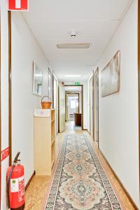 诺尔雪平贝德如斯瑞尼汽车旅馆的地板上带地毯的走廊