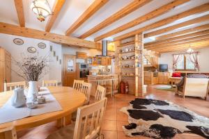 多纳瓦利维里猎人度假屋的厨房以及带桌椅的用餐室。