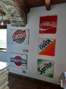 特廖拉IL SANTO GRAAL的墙上有一大堆古柯标志