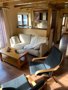 拉莫利纳格兰瓦尔酒店的带沙发和咖啡桌的客厅