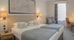 多尔金Wotton House的酒店客房配有两张床和一张书桌