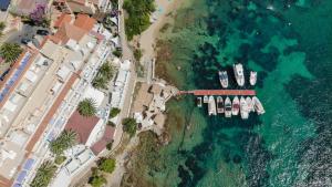 罗萨斯维斯塔贝拉酒店的海港的空中景色,水中有船只