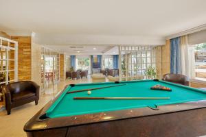 帕尔马海滩Apartamentos Ben-Hur的台球室,房子里设有台球桌