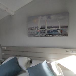 迈兹Hotel-Restaurant Du Port的挂在卧室床上的画