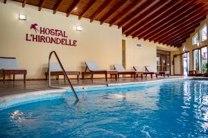 拉法尔达希隆德尔旅馆的一个带椅子和标志的酒店游泳池