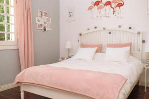 马拉加Blonski Guadalmar的一间卧室配有一张粉色和白色床单。