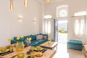 Kalloni TinouVilla Anemona Tinos的客厅配有蓝色的沙发和桌子