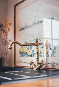 斯伽尔达玛在斯里弗卡尼斯酒店的浴室水槽和台面上的黄铜水龙头