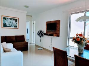 伊列乌斯Apartamento Modus Vivendi的客厅配有桌子、沙发和电视