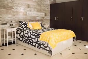 马拉加Blonski Guadalmar的卧室配有黑白床和书桌。