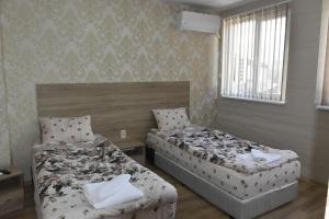 BelimelSuhin Dol Hotel的一间客房内配有两张床的房间