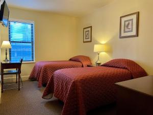 波士顿绿洲宾馆的酒店客房设有两张床和窗户。