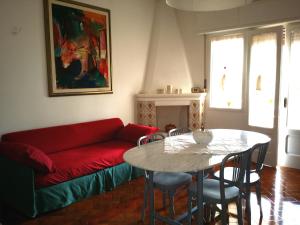 阿尔贝罗贝洛Il Ciclamino的客厅配有红色的沙发和桌子