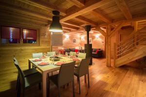 莱德萨阿尔卑斯CHALET L'ALPAGA 1的小屋内带桌椅的用餐室