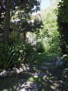 圣卡洛斯-德巴里洛切Cabaña entre Arboles的花园,花园设有通往房屋的路径