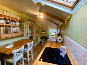 杜伦Cosy Cottage in Durham City的客房内的厨房配有桌子和炉灶